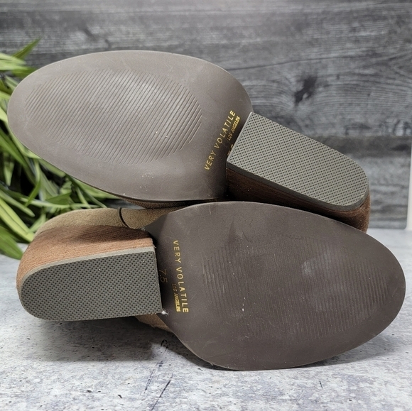 Very Volatile | Tan Suede 4" Heeled Booties Size 7.5 - Picture 4 of 11